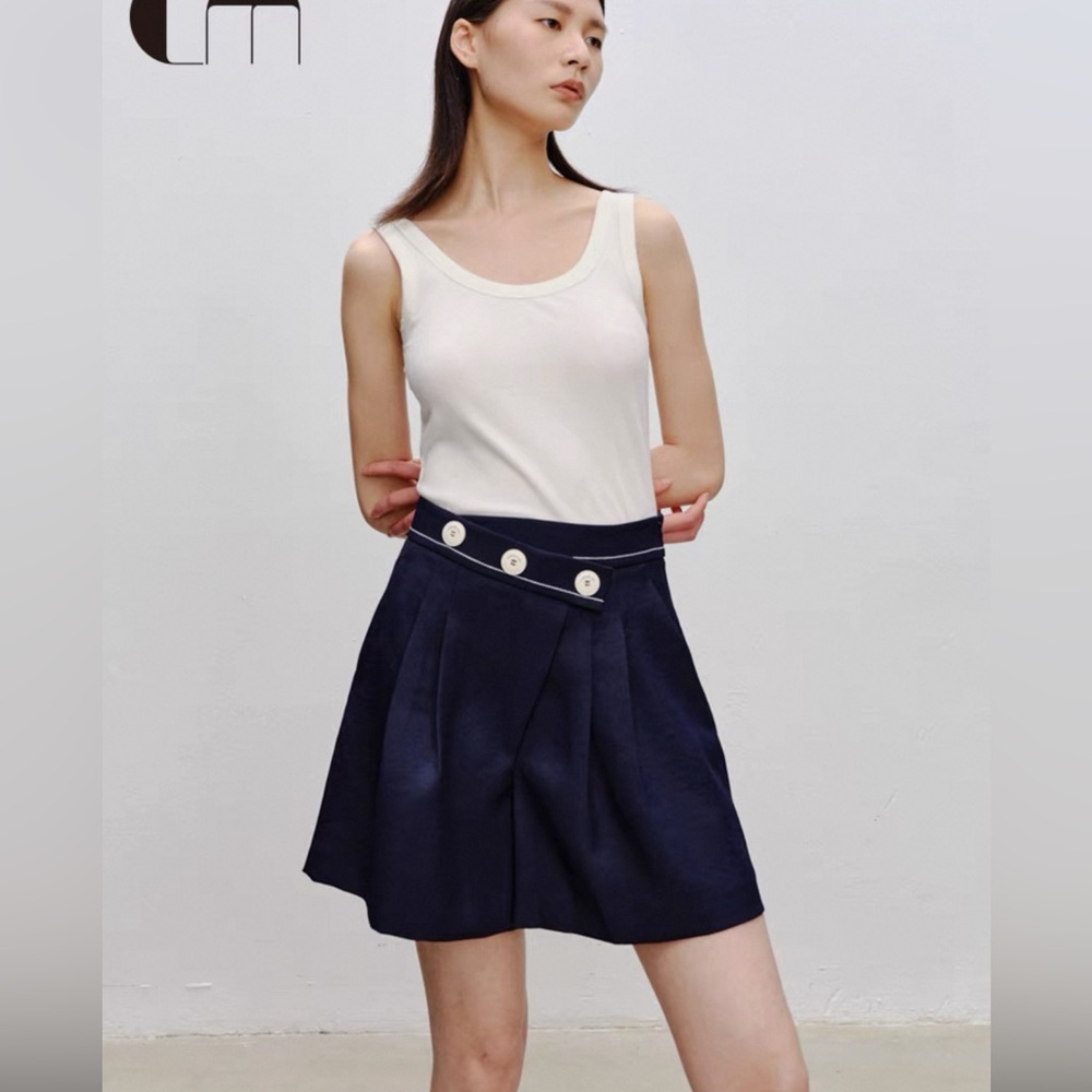 COMME MOI High-Waisted Asymmetrical Waistband Shorts
